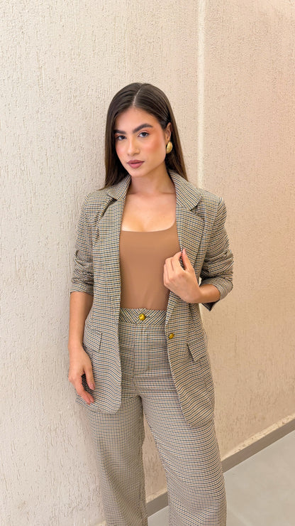 Blazer Feminino Xadrez Elegante com Botão Dourado Maitê