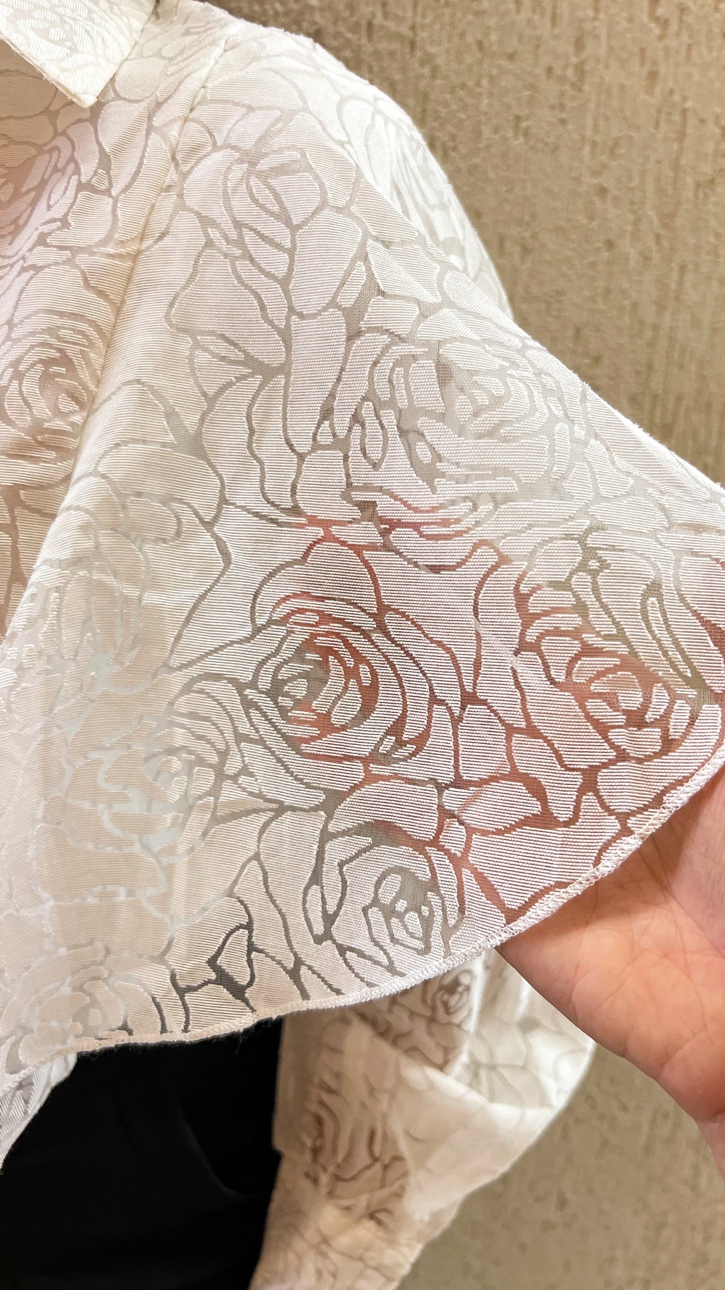 Camisa Feminina Texturizada com Flores e Detalhes em Babados Rita