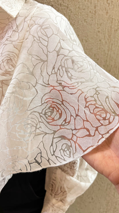 Camisa Feminina Texturizada com Flores e Detalhes em Babados Rita