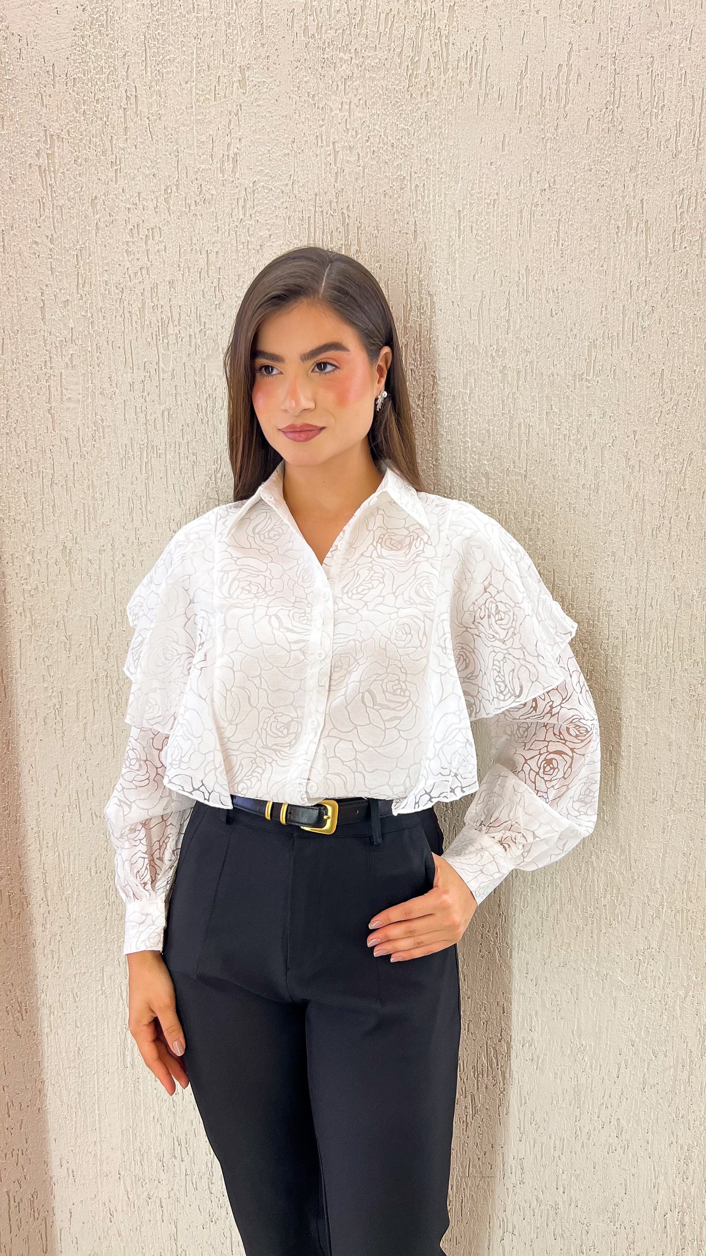 Camisa Feminina Texturizada com Flores e Detalhes em Babados Rita